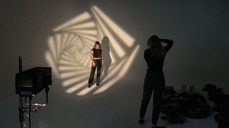 Studio-Shooting mit Lichtprojektion, Fotografin im Vordergrund